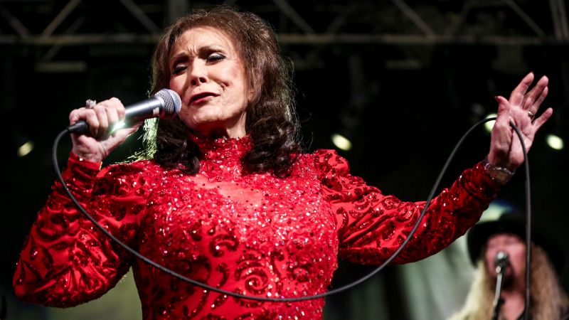 Loretta Lynn, coal miner’s daughter turned forthright country queen, dies at 90 | CNN