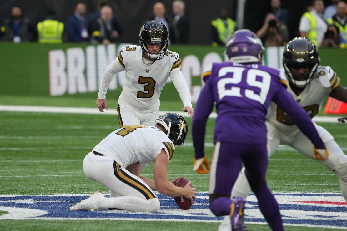 Lutz attempts a 61-yard field goal against the Vikings.
