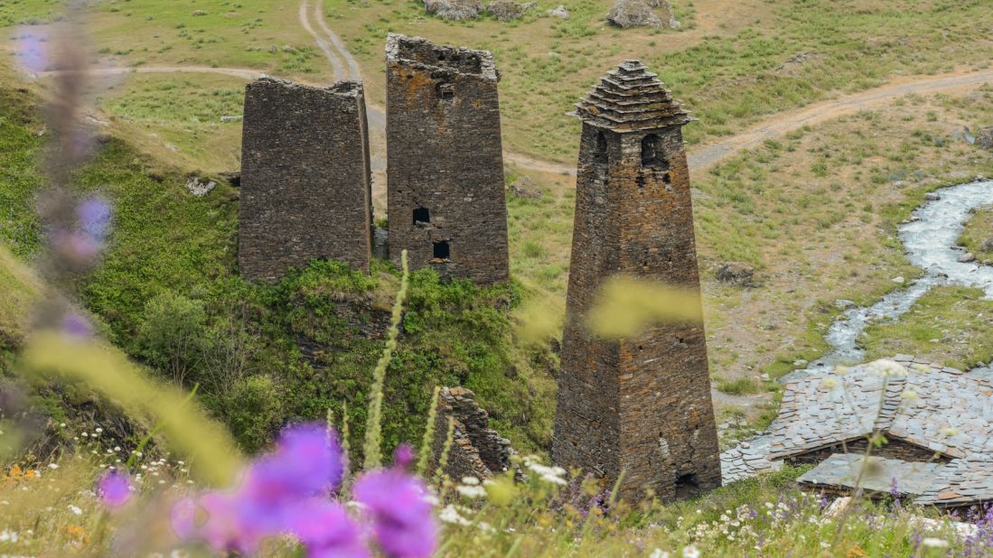 <strong>Lookout towers:</strong> Dartlo is characterized by its defense towers and perfectly stacked stone houses. 