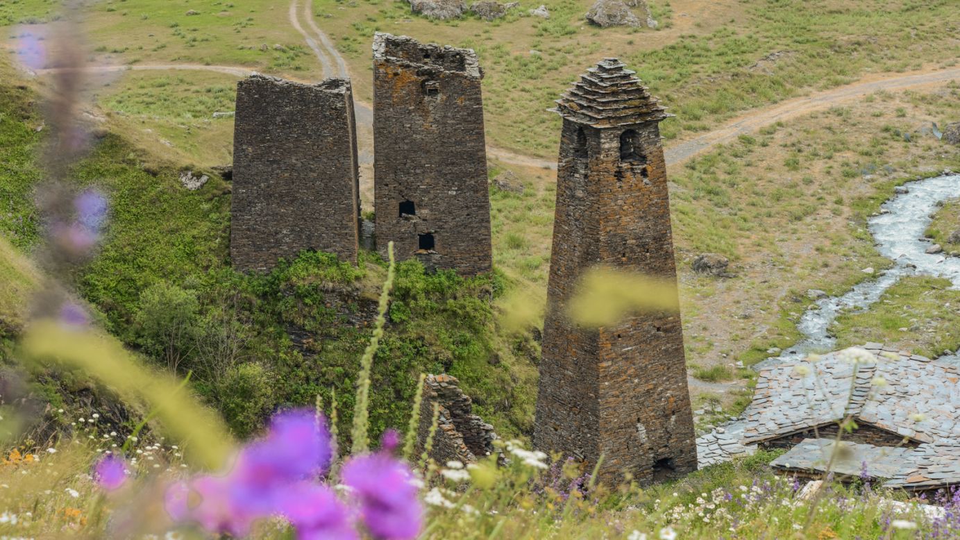 <strong>Lookout towers:</strong> Dartlo is characterized by its defense towers and perfectly stacked stone houses. 
