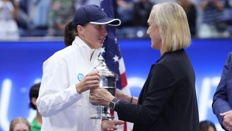 Navratilova (right) presents the US Open trophy to Iga Swiatek. 