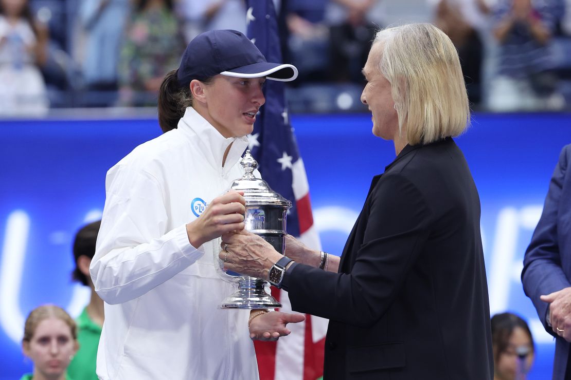 Navratilova (right) presents Iga Swiatek with the US Open trophy. 