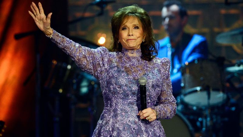 Dolly Parton, Martina McBride, and other celebrities react to death of country singer Loretta Lynn | CNN