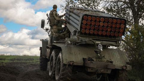 Un lanzacohetes se ve en la línea del frente en la región de Donetsk el lunes.