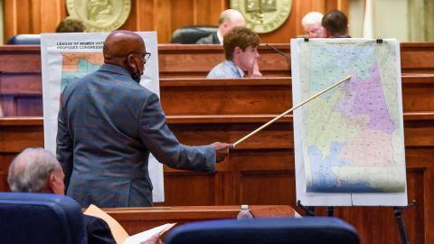 O senador estadual Rodger Smitherman compara os mapas distritais do Congresso durante a sessão especial sobre redistritamento na Câmara Estadual do Alabama em Montgomery em 3 de novembro de 2021.
