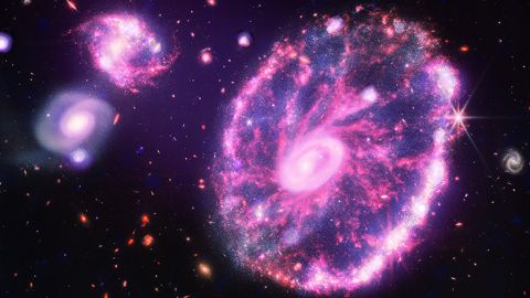 Рентгенівські дані Чандри внесли свій внесок у спалахи на зображенні телескопа Вебба галактики Колесо Картвелла.