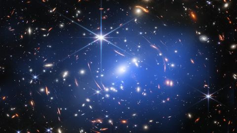 Webb'in uzak galaksilerin derin görünümü, şimdi Chandra'nın verilerinden gelen X-ışınlarının mavi sisini yansıtıyor.