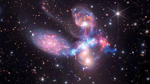 Stephan's Quintet má rázovou vlnu, zobrazenou ve světle modré barvě, kterou zachytila ​​Chandra.