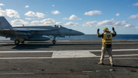 Un caccia F/A-18E Super Hornet opera mercoledì sul ponte di volo della portaerei USS Ronald Reagan nel Mar del Giappone.