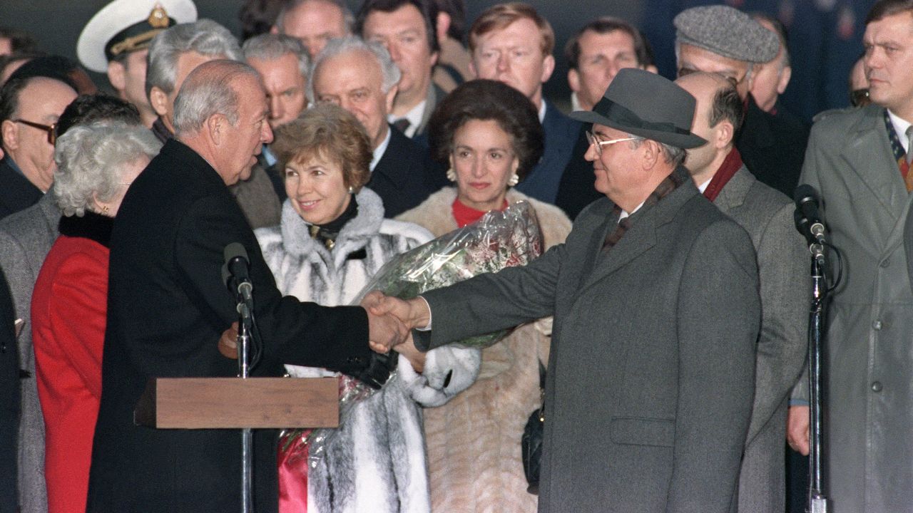 Soviet leader Mikhail Gorbatchev (R) and his wife Raissa (Center L) are greeted by US secretary of State George Shultz (L) upon their arrival, 07 December 1987 in the United States. 