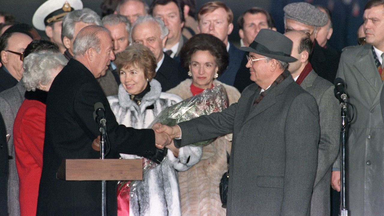 Soviet leader Mikhail Gorbatchev (R) and his wife Raissa (Center L) are greeted by US secretary of State George Shultz (L) upon their arrival, 07 December 1987 in the United States.