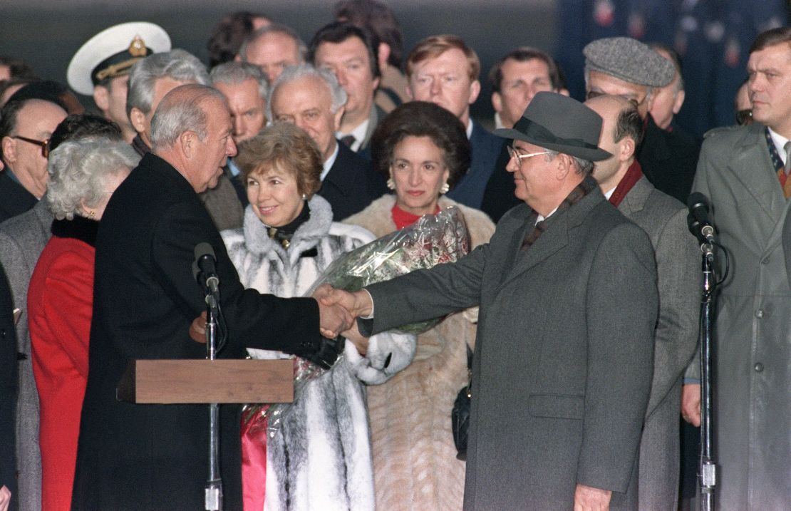 Soviet leader Mikhail Gorbatchev (R) and his wife Raissa (Center L) are greeted by US secretary of State George Shultz (L) upon their arrival, 07 December 1987 in the United States. 