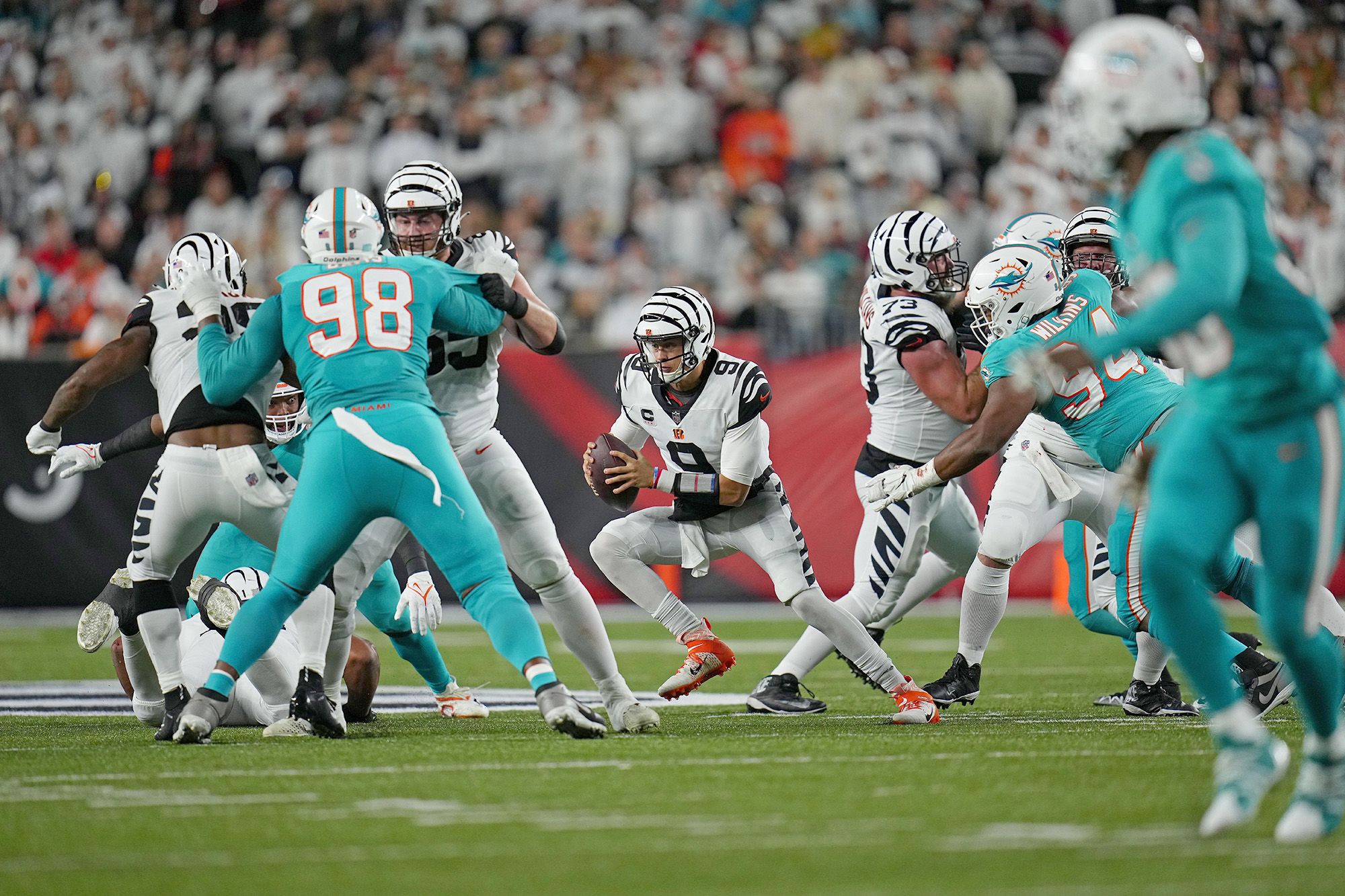 Cincinnati Bengals Joe Burrow in action, huddles the offense vs News  Photo - Getty Images