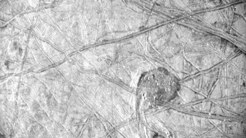Europa'nın buzlu kabuğu ve ilgi çekici özellikleri, Juno'nun yıldız kamerası tarafından çekilen bir görüntüde görünüyor.