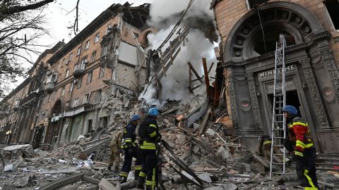 बचावकर्मी गुरुवार को ज़ापोरिज़्झिया शहर में रूसी हमले से क्षतिग्रस्त एक आवासीय भवन की साइट पर काम करते हैं।