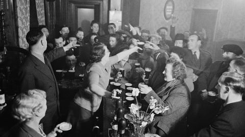 Los clientes del pub The Crown en Blackfriars Road, Londres, celebran la boda de la entonces princesa Isabel y Philip Mountbatten, duque de Edimburgo, noviembre de 1947. 