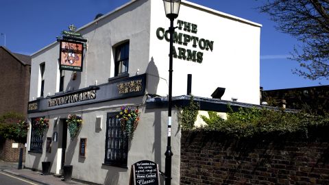 George Orwell fue uno de los famosos patrocinadores del pub Compton Arms en Islington, al norte de Londres.