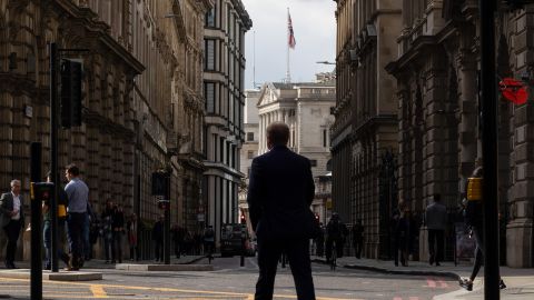 City of London-arbeidere går i nærheten av Bank of England mandag 3. oktober.