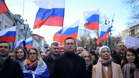 Alexey Navalny, zijn vrouw Yulia, oppositiepoliticus Lyubov Sobol en andere demonstranten marcheren op 29 februari 2020 in het centrum van Moskou ter nagedachtenis aan de vermoorde Kremlin-criticus Boris Nemtsov.
