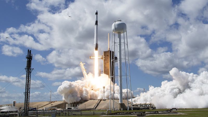 „SpaceX“ kapsulė, skirta prijungti prie Tarptautinės kosminės stoties, gabenančios tarptautinius astronautus