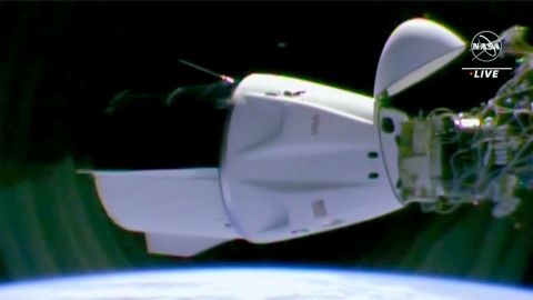 Üç astronot ve bir kozmonot taşıyan SpaceX Crew Dragon kapsülünün (ortada) 6 Ekim'de Uluslararası Uzay İstasyonu ile birlikte doğduğu görülüyor.