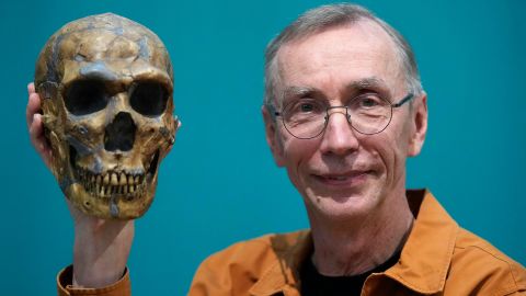 Szwedzki naukowiec Svante Pääbo pokazuje replikę szkieletu neandertalczyka.