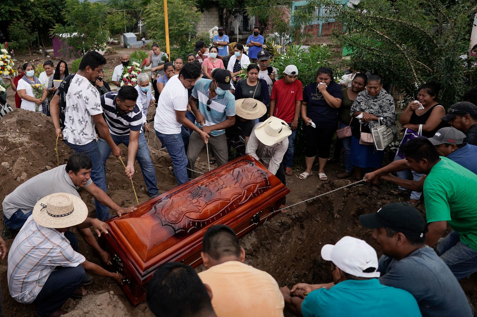 Residents bury Wilmer Rojas on Thursday, October 6, the day after he was killed in <a href="https://cnnespanol.cnn.com/2022/10/05/mexico-ataquel-alcalde-san-miguel-totolapan-conrado-mendoza-almeda-guerrero-orix/" target="_blank">a mass shooting</a> in San Miguel Totolapan, Mexico. Armed civilians entered the town's city hall and shot to death at least 18 people, including the mayor, officials said.