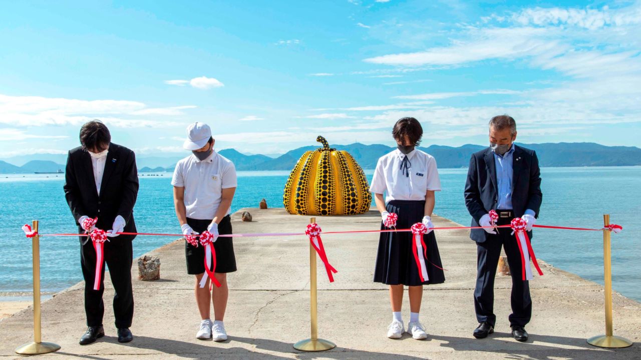 travel story about the yellow pumpkin sculpture on Naoshima being repaired and put back. We already have a file photo of the sculpture itself but these photos are from the welcoming ceremony. (Courtesy Tadasu Yamamoto)