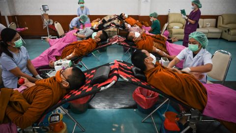 Monjes budistas donan sangre para las víctimas el 7 de octubre de 2022 en Nong Bua Lamphu, Tailandia.