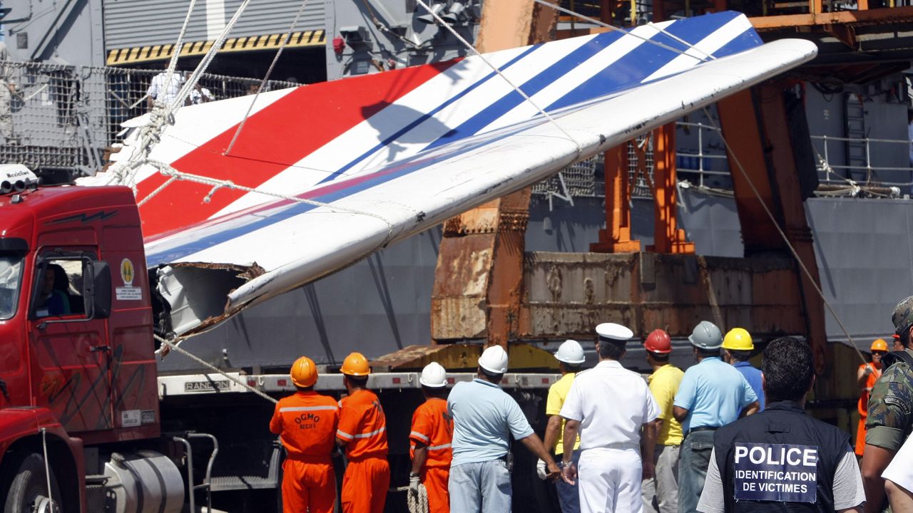 The recovered tailfin of the Air France A330 aircraft lost in midflight over the Atlantic ocean June 1st is unloaded from Brazilian Navy frigate Constituicao at Recife's harbor June 14, 2009. Debris recovered so far from Air France flight 447 seems to indicate the jet plunged suddenly into the Atlantic Ocean and did not explode in the sky, Brazilian experts said Saturday.  