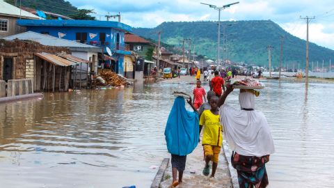 Des personnes bloquées en raison d'inondations après plusieurs jours d'averses à Kogi, au Nigeria, le jeudi 6 octobre 2022. 