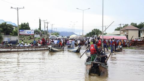 Kogi residents resort to the use of canoes to cummute as flood waters submerge roads.