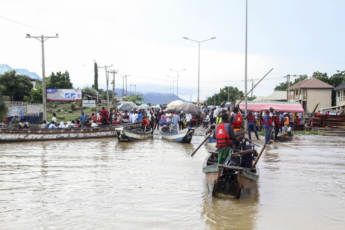 Kogi residents resort to the use of canoes to cummute as flood waters submerge roads.
