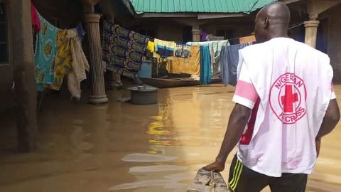 مردم در کوگی، در شمال مرکزی نیجریه به دلیل سیل اخیر گیر افتاده اند.