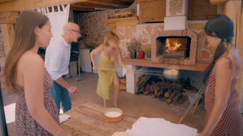 stanley tucci searching for italy pane carasau origseriesfilms_00001319.png