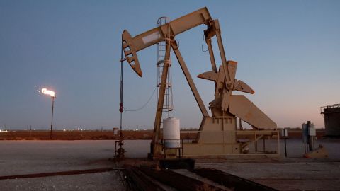 Los expertos le dicen a CNN que las compañías de combustibles fósiles se apegan a la perforación en regiones que son apuestas seguras para el petróleo y el gas, como la Cuenca Pérmica que se muestra aquí en Texas.