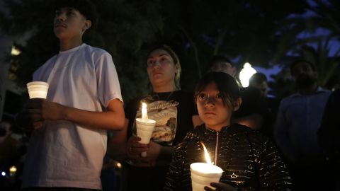 Monserrat Herrera, 8 ans à droite, Yubicela Sanchez, au centre, et Christopher Herrera, 17 ans à gauche, assistent à une veillée aux chandelles pour la famille Singh à Bob Hart Square à Merced, en Californie, le jeudi 6 octobre 2022.