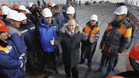 En mars 2018, le président Vladimir Poutine a inauguré un pont rail-route reliant la Crimée à la Russie continentale. 