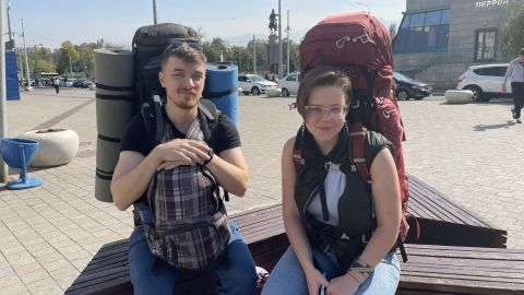 カザフスタンのアルマトイ駅の外にあるセルゲイと彼の妻イリーナ。