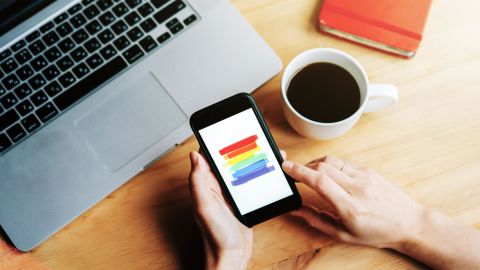 Según un estudio de la Escuela de Medicina de Yale de 2018, 4 de cada 5 personas LGBTQ mantienen su verdadera identidad oculta para todas o la mayoría de las personas. 