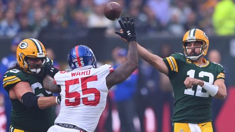 Rodgers throws a pass at the Giants in the first half.