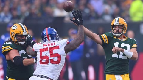 Rodgers throws a pass in the first half against the Giants.