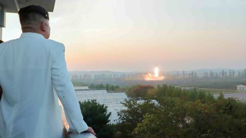 북한 관영 매체가 월요일 공개한 사진에서 김정은이 미사일 발사를 지켜보고 있다.