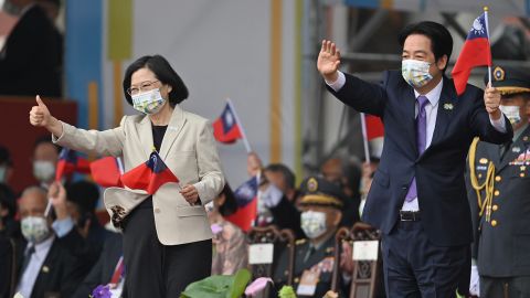 La presidenta de Taiwán, Tsai Ing-wen, a la izquierda, y el vicepresidente William Lai asisten a una ceremonia que marca el Día Nacional de la isla frente a la oficina del presidente en Taipei, el 10 de octubre de 2022.