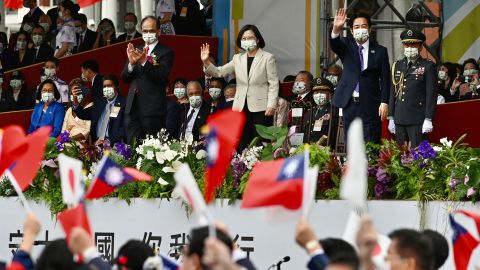 La presidenta de Taiwán, Tsai Ing-wen (arriba C), asiste a la ceremonia del Día Nacional de la isla frente a la oficina del presidente en Taipei, el 10 de octubre de 2022. 