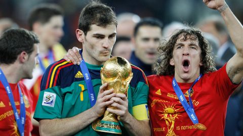 Casillas et Carles Puyol ont remporté plusieurs trophées pour l'Espagne, dont la Coupe du monde 2010.