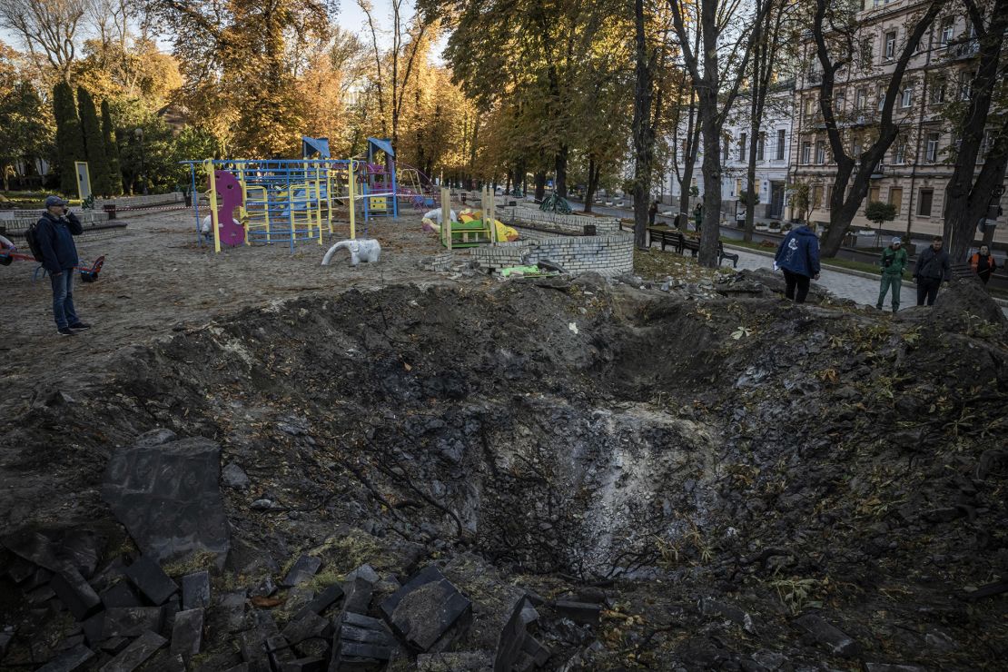 Uma cratera deixada por um ataque de míssil próximo a um parque infantil em Kiev na segunda-feira.