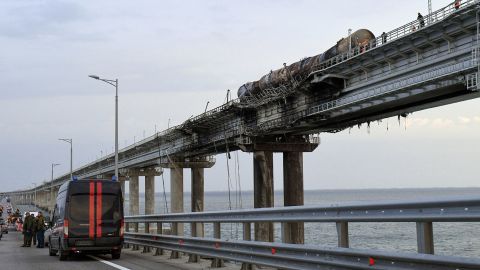 El tráfico por carretera se reanudó en el puente de Crimea, después de que se interrumpiera gravemente tras la explosión. 