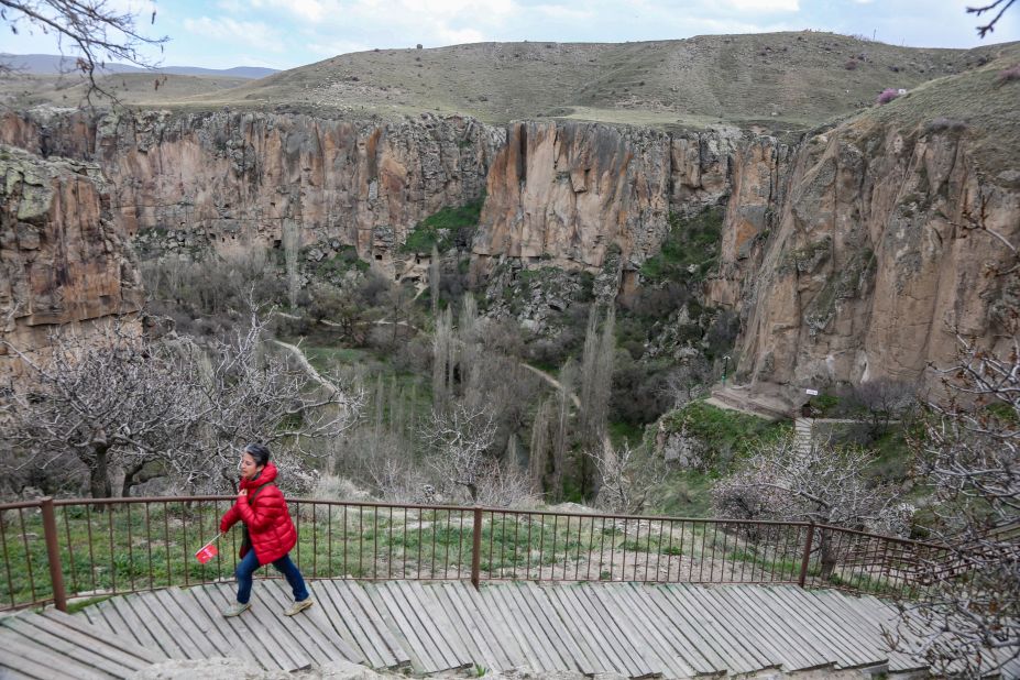 <strong>Ihlara</strong> <strong>Valley: </strong>The<strong> </strong>lush Ihlara Valley, stretching along the banks of the Melendiz River, offers a pleasant eight-mile hike beginning at Ihlara Village and ending at Selime Manastırı.