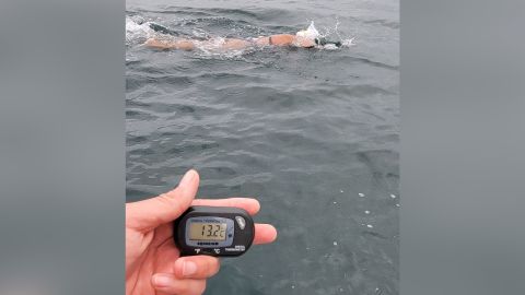 No es el agua fría lo que pone a prueba a Hernández.  También tuvo que pensar en problemas de altura cuando se enfrentó a desafíos de natación.